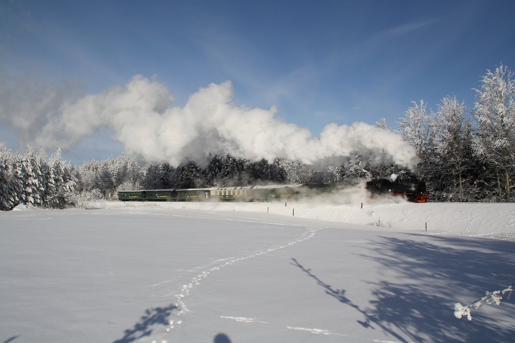 Die 99 794 hat am 13.01.2010 den Bahnhof Kretscham-Rothensehma in Richtung Oberwiesenthal verlassen.