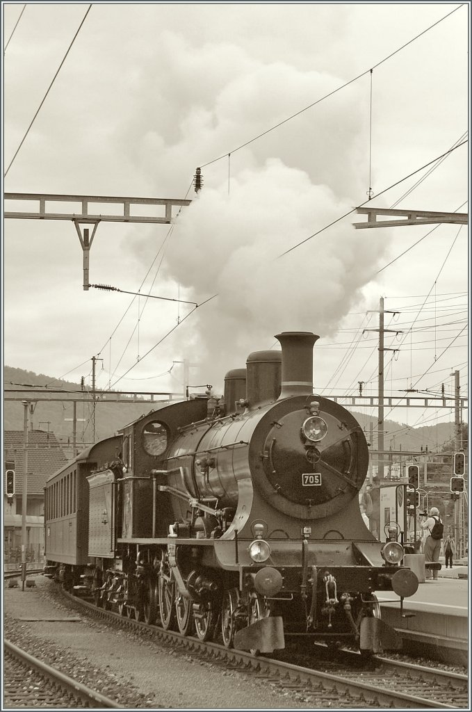Die A 3/5 705 trifft in Olten ein, pnktlich und zuverlssig wird die 107 Jahre alte Lok ihren Zug via Neuchtel und Murten nach Yverdon bringen.
25. Juni 2011