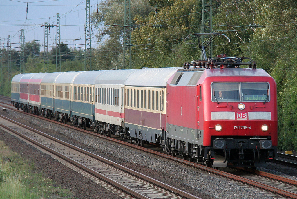 Die Aachener 120 208-9 zieht den IC 2417 von Flensburg durch Angermund Richtung Kln am 19.09.2011