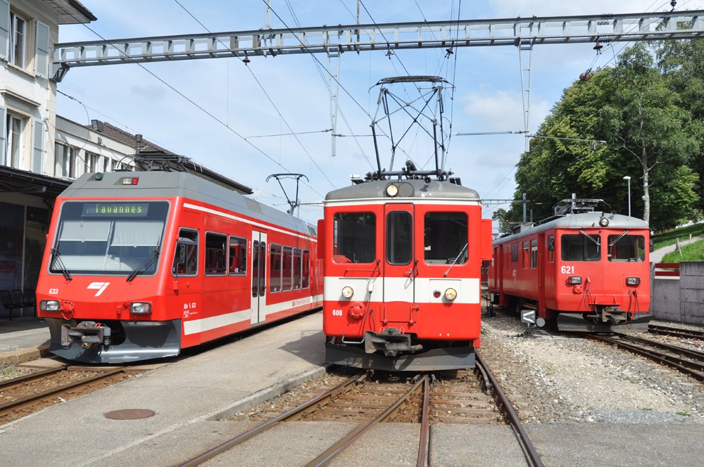 Die ABe 2/6 631  Pouillerel  und 633  La Grure  stehen am 9. August 2009 als R 155 Le Noirmont - Tavannes neben den BDe 4/4 I 608, ABDe 4/4 I 603 und Bt 704 als R 162 Tavannes - Le Noirmont und dem BDe 4/4 621 in Tramelan.