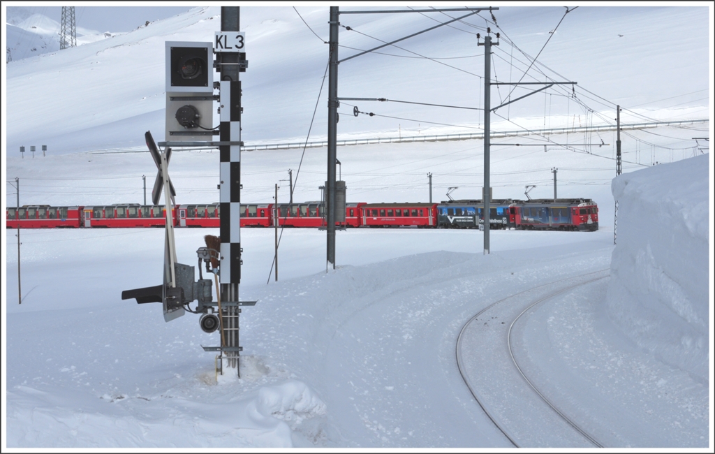 Die ABe 4/4 III 56  Corviglia  und 53  Tirano  ziehen die Wagen des BerninaExpress Richtung Ospizio Bernina. (22.02.2011)