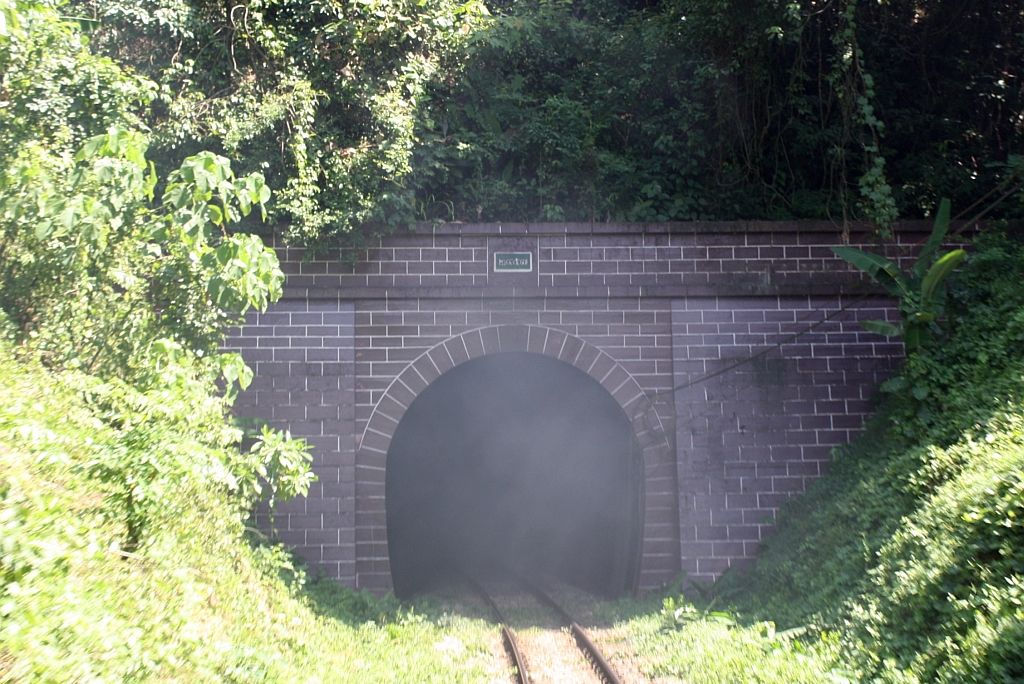 Die Abgase der ALS 4124 qualmen gewaltig dem Nordportal des Chong Khao Tunnel. Der 236m lange Chong Khao Tunnel ist der einzige Tunnel der Southern Line und liegt im Strecken-Km. 769,820-770,056. Bild vm 07.Jnner 2013. 