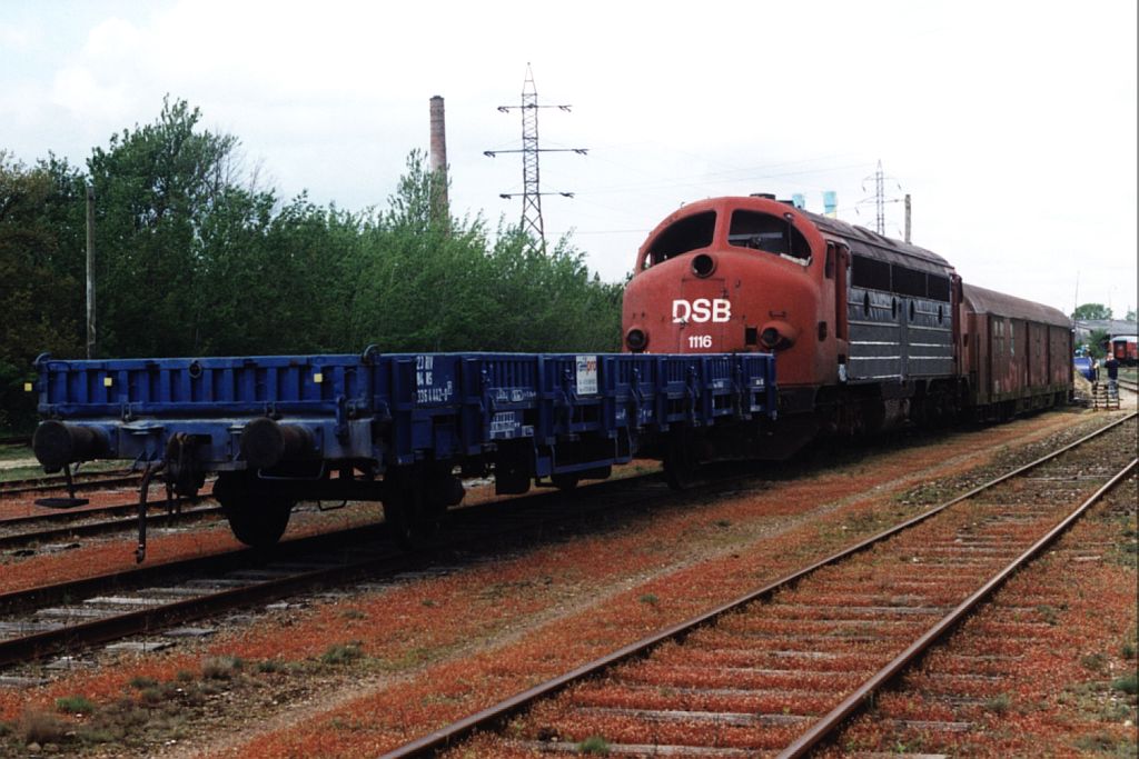 Die abgestelle 1116 hinter eine Niederl�ndische G�terwagen auf Bahnbetriebswerke T�nder am 16-5-1999. Bild und scan: Date Jan de Vries.