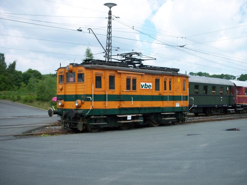 Die abgestellte E21 der Extertalbahn, am 23. Mai 2009 in Bsingfeld.