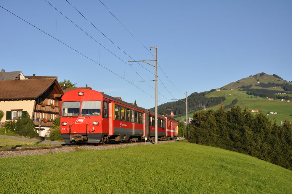 Die ABt 113, B 294 und BDeh 4/4 11  St. Gallen  erreichen am 11. September 2010 Hirschberg als S11 2186 Appenzell - St. Gallen.