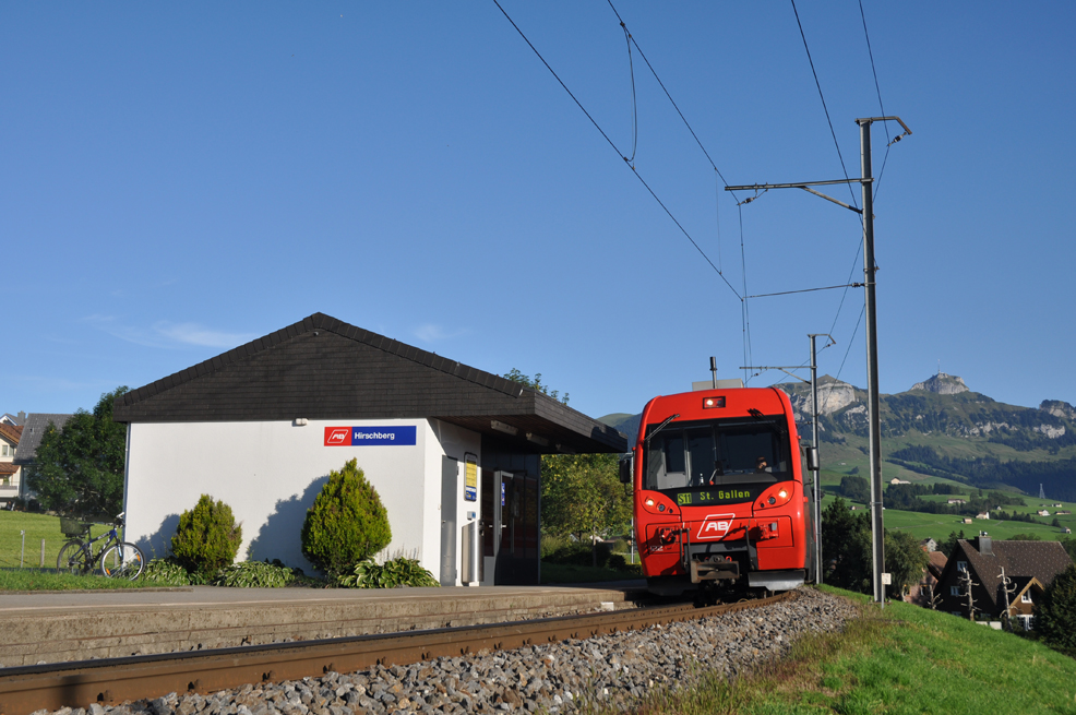 Die ABt 122, B 295 und BDeh 4/4 14  Gais  fahren am 11. September 2010 als S11 2180 Appenzell - St. Gallen in Hirschberg ein.