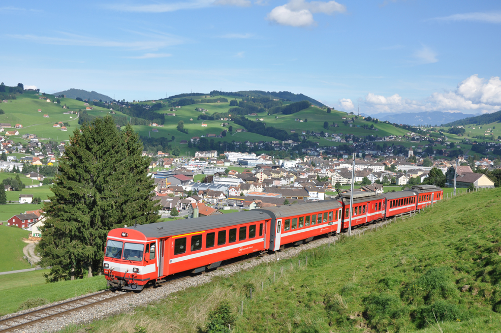Die ABt 143, B 248, BDe 4/4 43  Gonten , B 242 und BDe 4/4 45 verlassen Appenzell am 11. September 2010 als R 1158 Wasserauen - Gossau SG.