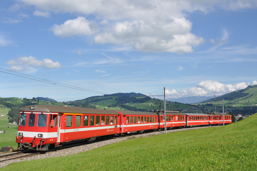 Die ABt 146, B 244, BDe 4/4 47  Urnsch , B xxx und BDe 4/4 46  Waldstatt  erreichen am 11. September 2010 Gontenbad in Krze als R 1152 Wasserauen - Gossau SG.