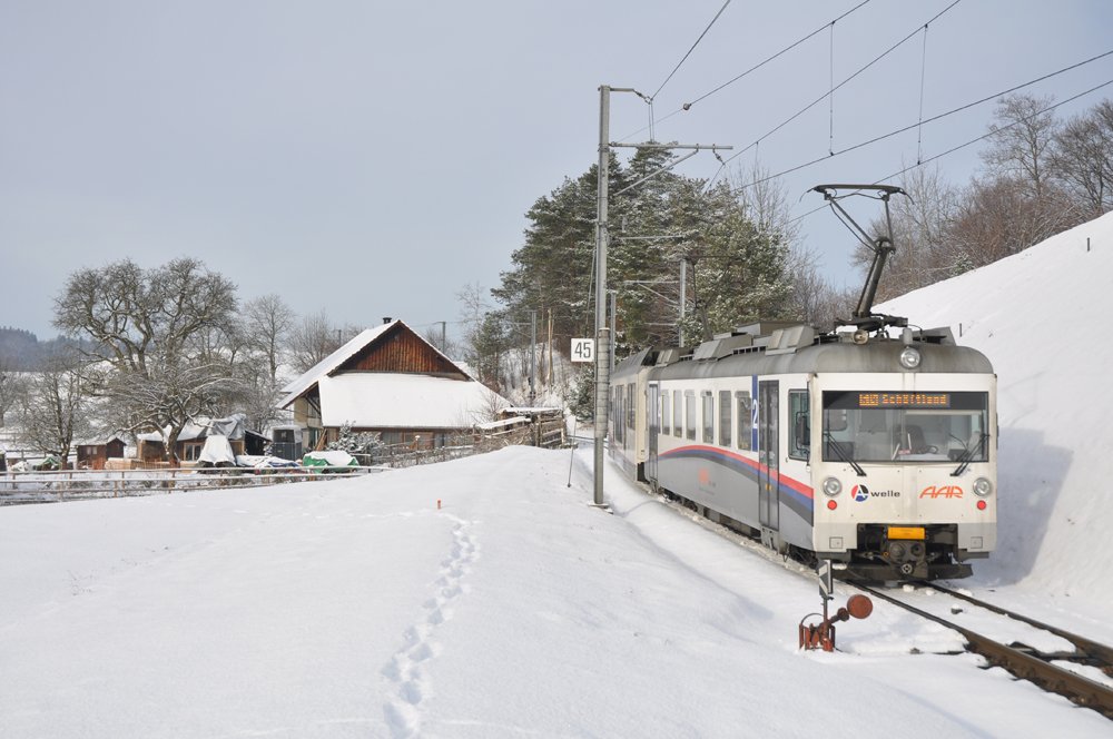 Die ABt 51  Grnichen  und Be 4/4 23 verlassen Zetzwil am 21. Dezember 2009 als S14 226/426 Menziken - Schftland.