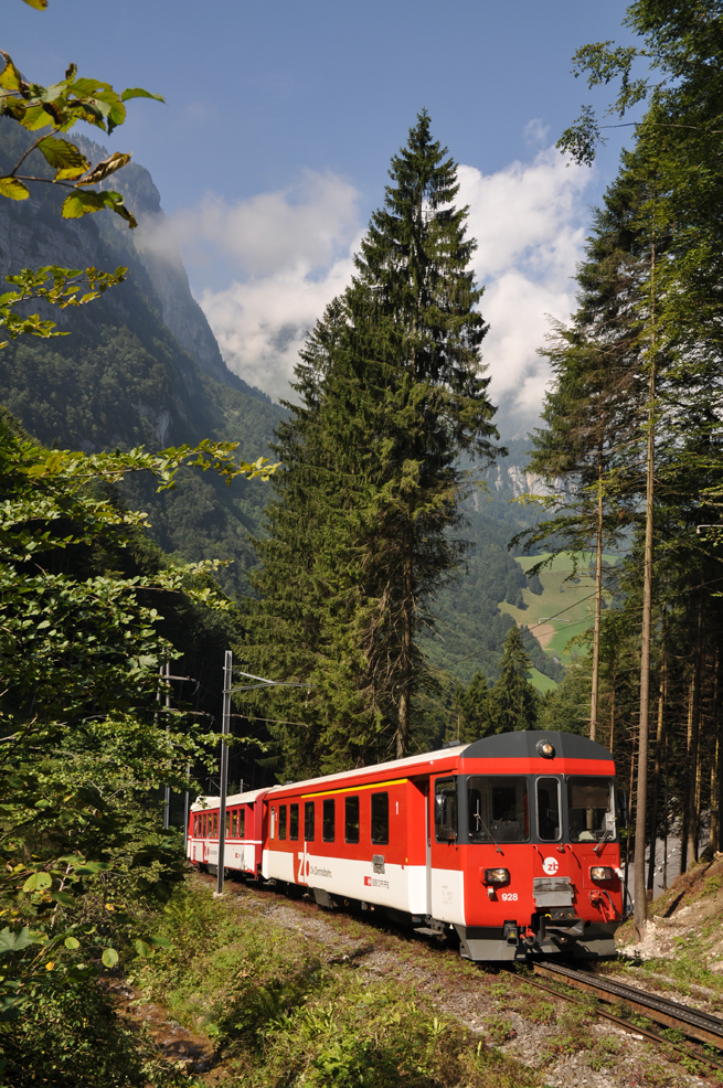 Die ABt 928-1, B 047-8 und BDeh 4/4 2 befahren am 5. September 2010 (also rund 3 Monate vor der Stilllegung) als IR 3670 Luzern - Engelberg die Steilrampe oberhalb von Obermatt.