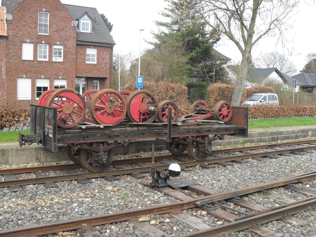 Die Achsen der Schmalspurdampflok 5c  Regenwalde  sind zur Zeit auf einem Zweiachser der Selfkantbahn untergebracht,weil die Lokomotive aufgearbeitet wird.Gesehen am 5.4.10.