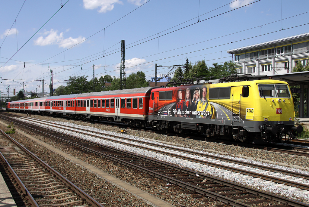 Die ADAC 111 024-6 und 111 002-2 fahren einen RE von Mnchen nach Salzburg durch Mnchen Heimeranplatz am 18.07.2012