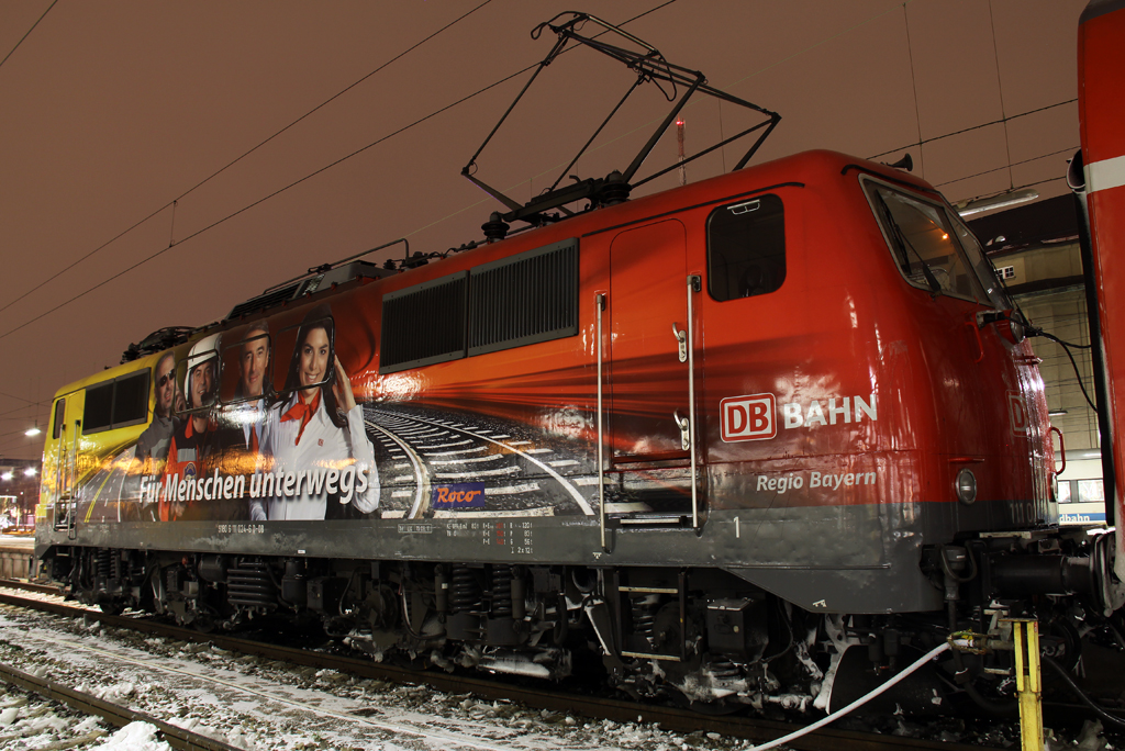 Die ADAC 111 024-6 mit der RB nach Mittenwald in Mnchen HBF am 07.12.2012