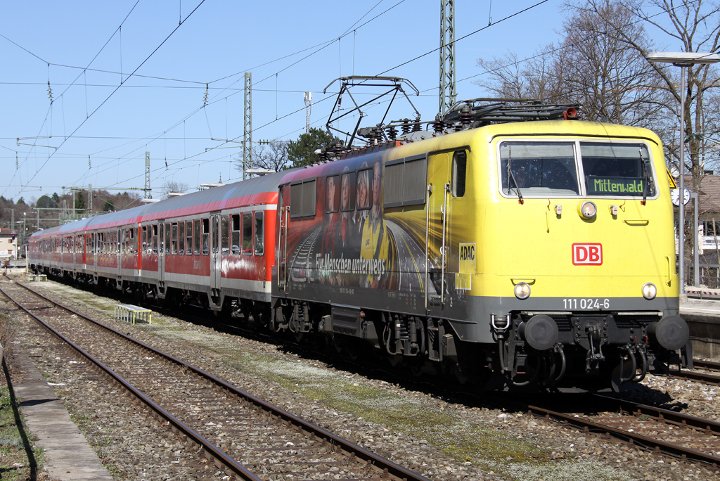 Die ADAC 111 024-6 mit RB von Mnchen nach Mittenwald bei der Abfahrt in Tutzing am 15.04.2013