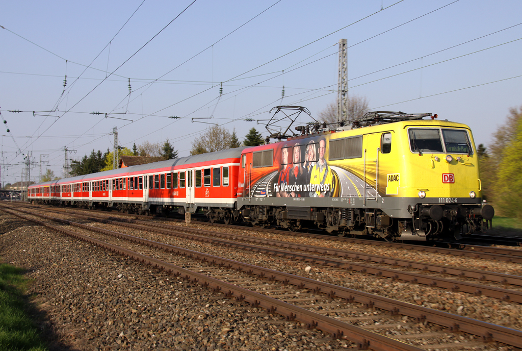 Die ADAC 111 024-6 zieht die RB von Mnchen nach Garmisch Partenkirchen durch Mnchen Westkreuz am 25.04.2013