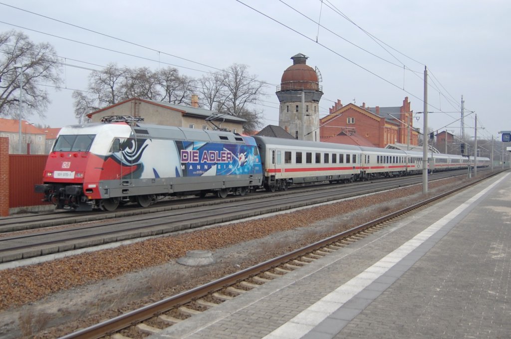 Die Adler Mannheim (101 070-1) zieht ihren IC in Richtung Holland. 17.03.2010 
