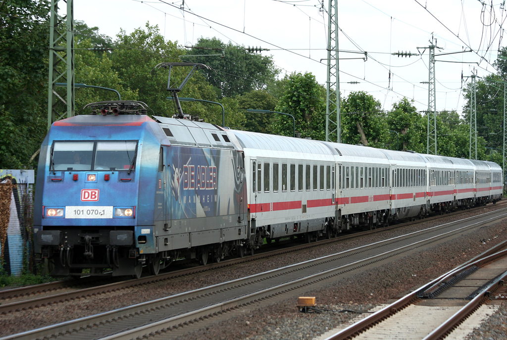 Die Adler Mannheim 101 070-1 zieht einen IC durch D�sseldorf Oberbilk am 06.08.2010