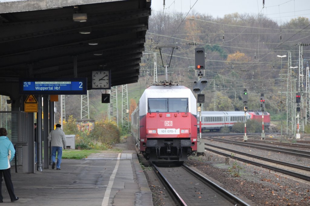 Die Adler Mannheim 101 070-1 hier als Schublok des IC bei der Durchfahrt in Kln-West. Zuglok war die 120 112-8. Aufgenommen am 15/11/2010.