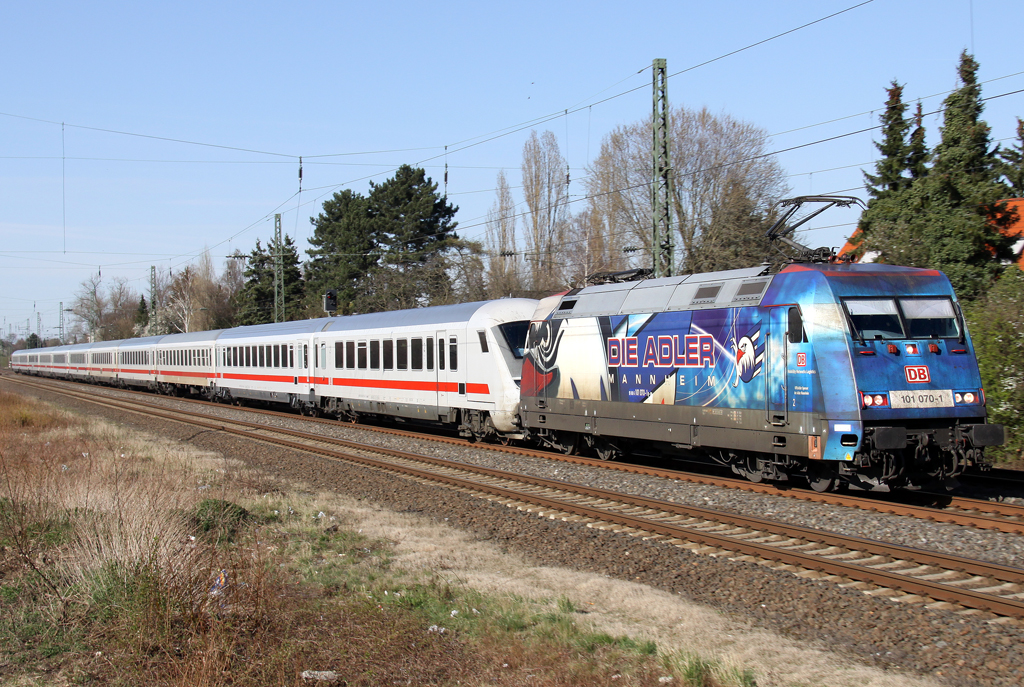 Die Adler Mannheim 101 070-1 zieht einen langen IC durch Angermund am 25.03.2012