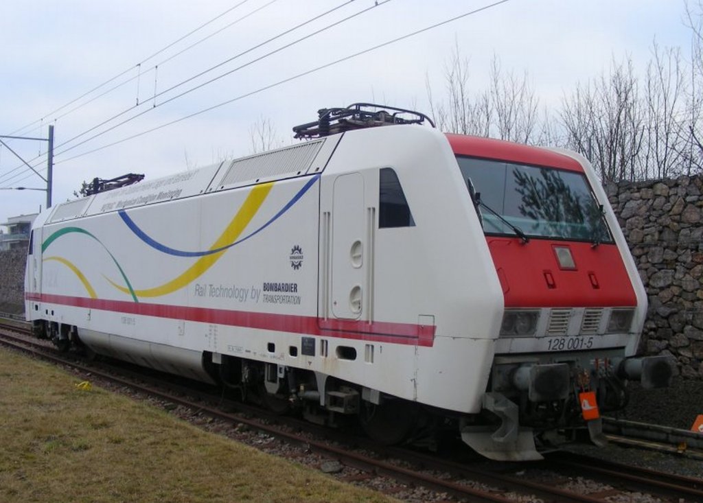 Die Adtranz-Bombardier (ex-AEG) Versuchslok  128 001  (ex- 12X ) in Zrich-Oerlikon. Diese Anlage gehrte einst zum ABB-Werk  Tramont , das heute ein Post-Verteilzentrum ist. So vergeht der Ruhm der Welt... Die Lok wurde dieses Jahr in ein deutsches Museum berfhrt. Schrgansicht 1.