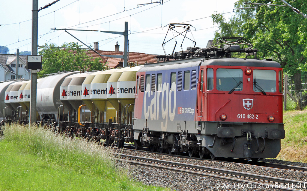 Die Ae 610 482-8 fhrt mit einem Zementzug durch den Bhf Wauwil am 20. Mai 2011.
