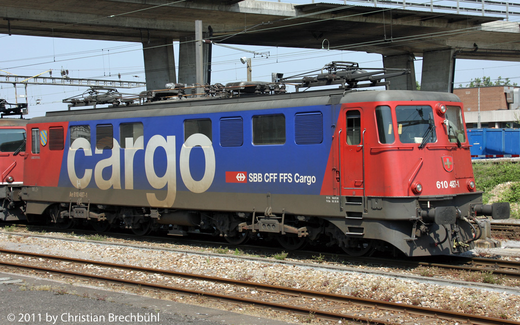 Die AE 610 497-1 der SBB Cargo wartet im RB Muttenz am 25.04.2011 auf einen neuen Auftrag.