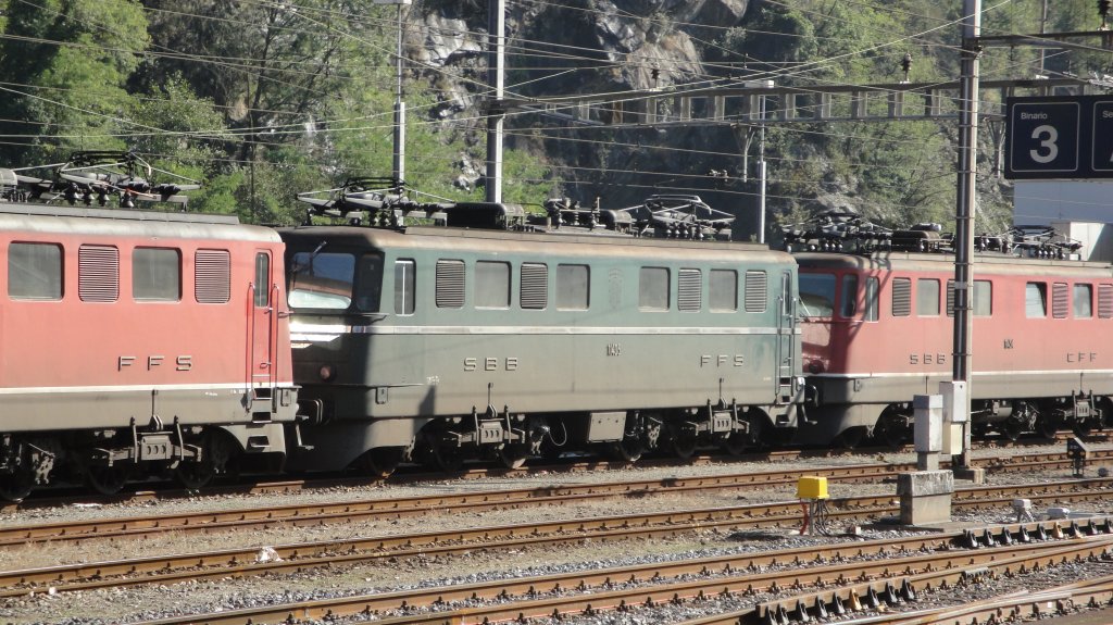 Die Ae 6/6 11405 steht am 14.10.10 in Biasca. Sie stand einige Monate in Bodio, wo sich zur Zeit nur noch 4 Ae 610 befinden. (aus dem fahrenden Zug fotografiert)