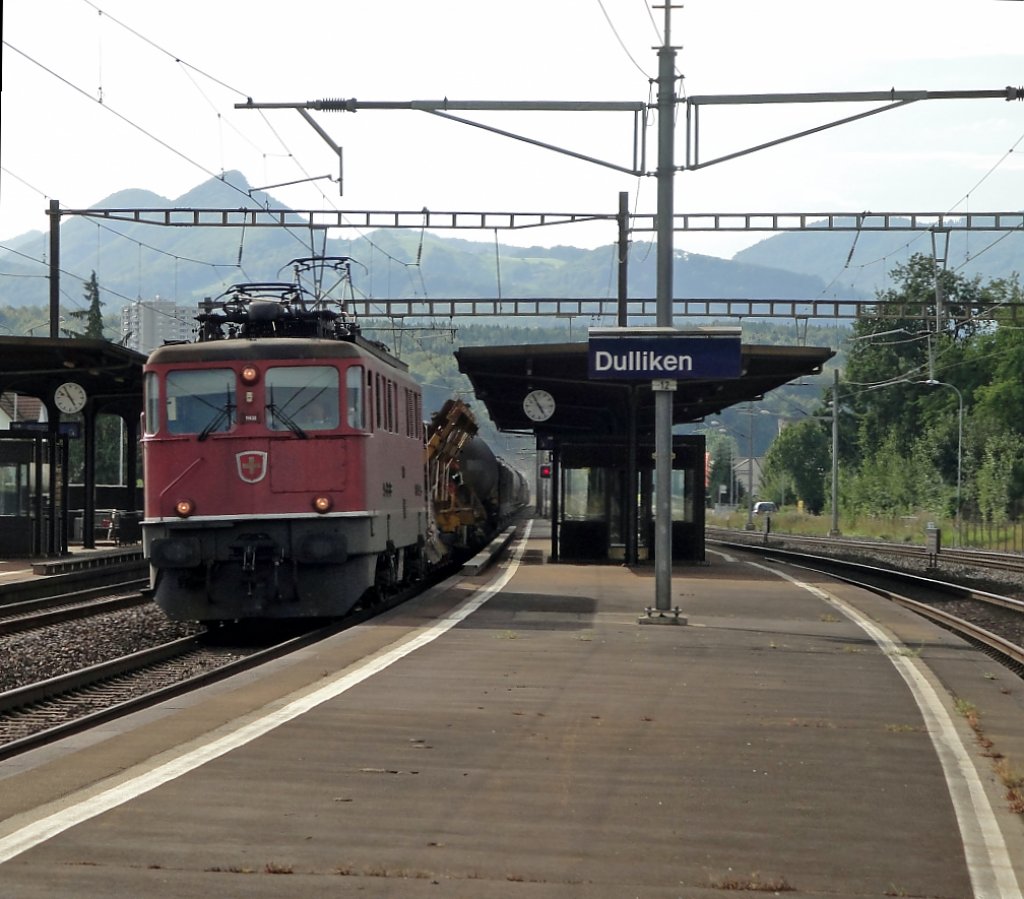 Die Ae 6/6 11430  Gemeinde Schwyz  legt sich am 25.08.10 in Dulliken in die Kurve. 11502 + 11464 wieder im Einsatz!!