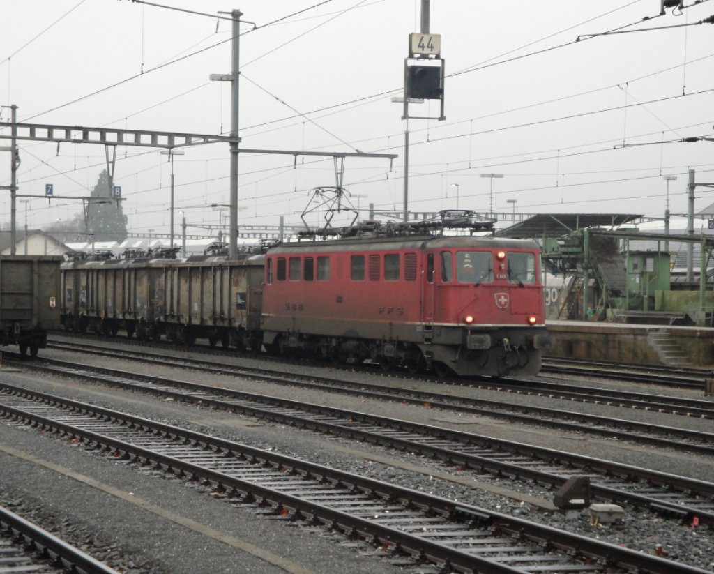 Die Ae 6/6 11446  Bellinzona  stellt sich am 07.12.09 vor einen leeren Eaos-Ganzzug, f�r Zuckerr�ben. (fotografiert in Yverdon-les-Bains)