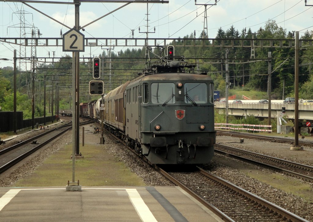 Die Ae 6/6 11453  Arth-Goldau  wird nach dem Aufnahmezeitpunkt am 01.09.11 gleich in den Perronbereich des Bahnhofs Othmarsingen einfahren.