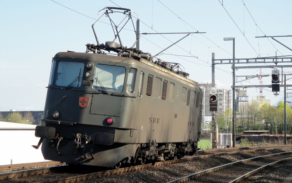 Die Ae 6/6 11465  Oerlikon  hat am 08.04.11 soeben die Einfahrerlaubnis in den Bahnhof Sursee erhalten.