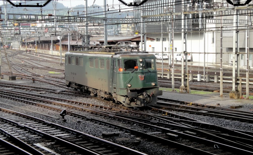 Die Ae 6/6 11488  Mendrisio  verlsst am 08.07.11 bei regnerischer Sonnenstimmung den Bahnhof Luzern.
