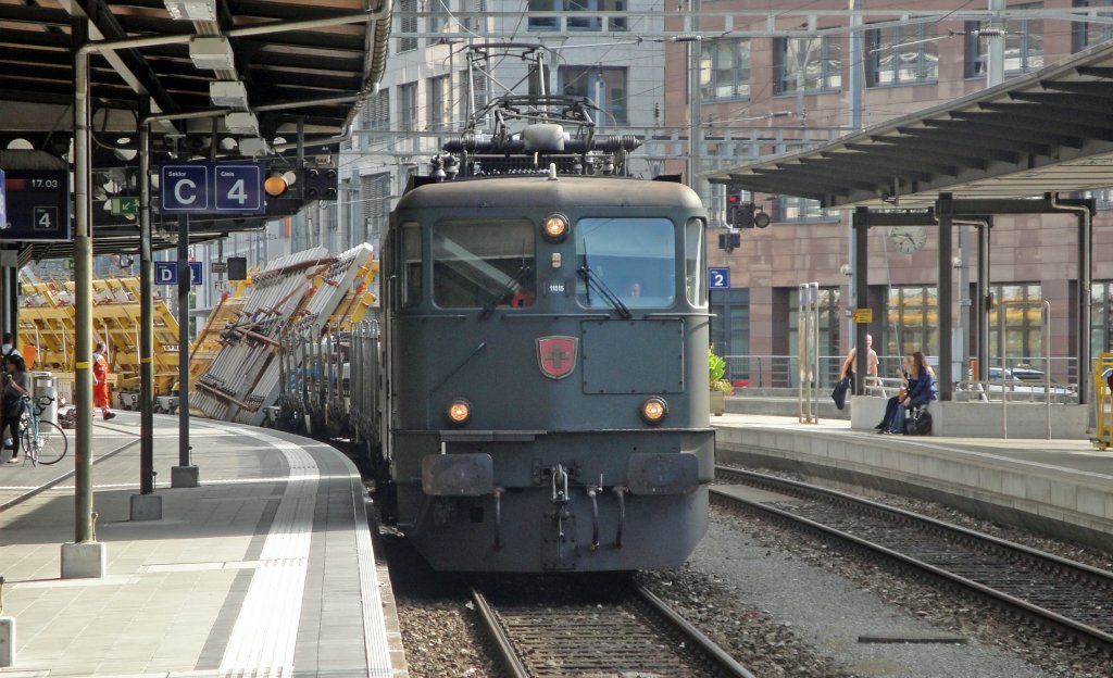 Die Ae 6/6 11515  Kreuzlingen  ist am 19.08.10 in Olten fr SBB Infrastruktur unterwegs. Der Zug besteht aus Schwellen-, Gleisstck und Weichentragwagen.