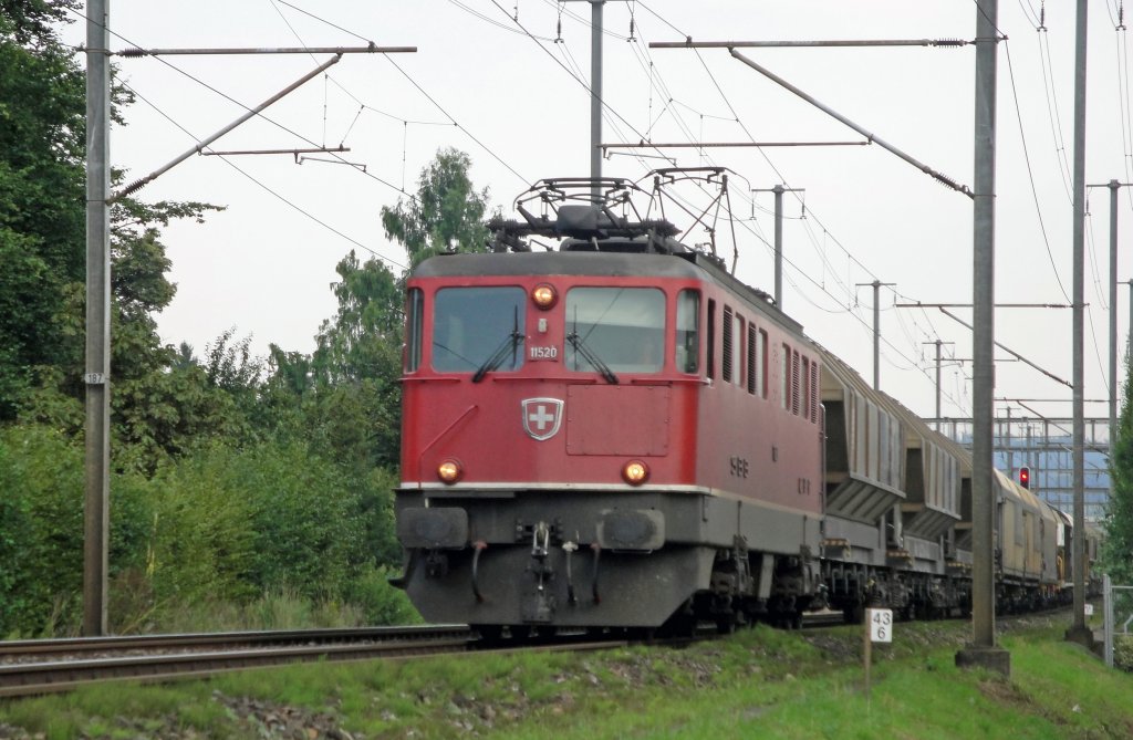 Die Ae 6/6 11520  Langnau i. E.  durchfhrt am 20.08.10 - mit 33 Wagen verschiedener Bauart - Oftringen.