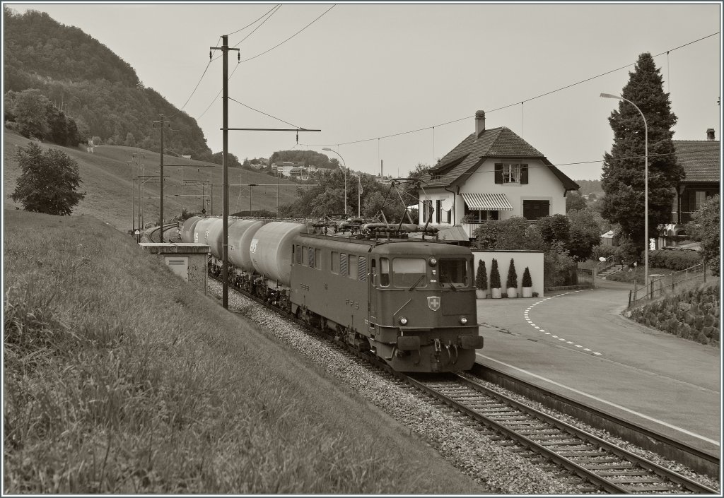 Die Ae 6/6 16515 mit eine kurzen Gterzug in Faulensee. 
20. Aug. 2012