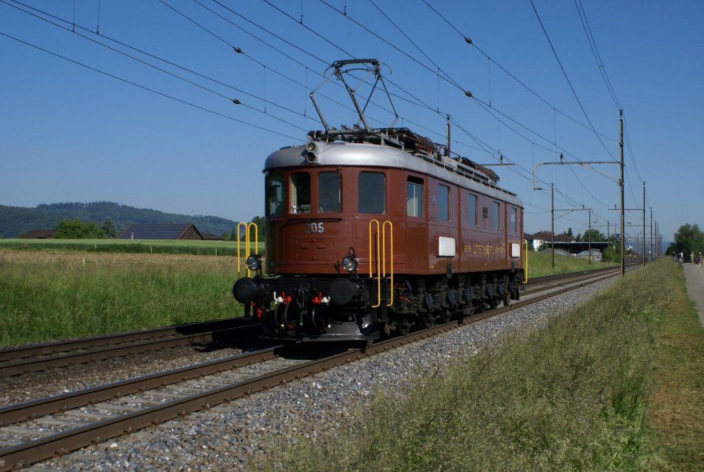 Die Ae 6/8 205 befand sich am 5.6.10 auf Solofahrt in Wohlen. Die Lok hatte das Ziel Rotkreuz, von wo sie den Nostalgie-Rhein-Express, welchen die Pacific 01 202 dorthin brachte, nach Luzern fhrte. 


