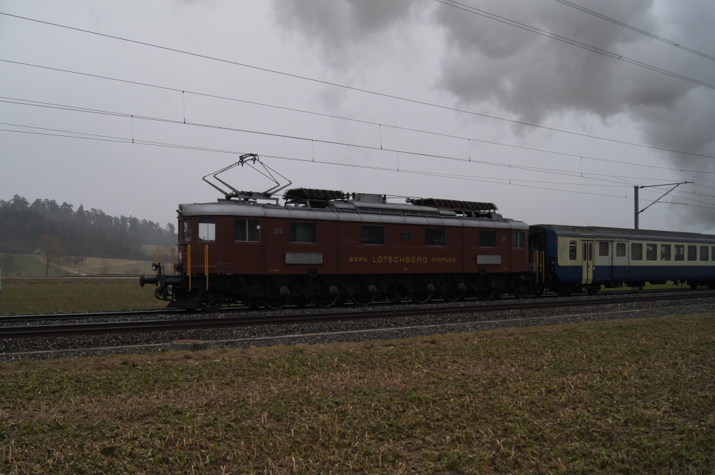 Die Ae 6/8 205 befand sich wie so h�ufig am Schluss des Nostalgie-Rhein-Express (Sch�pfen, 30.1.11)