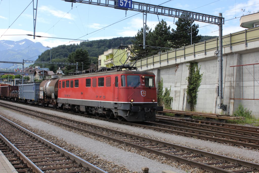 Die Ae6/6 11426 mit Kurzgterzug im Bahnhof Spiez am 20.06.2011