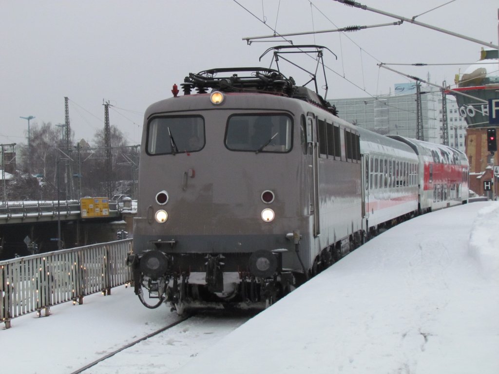 Die AEG 110 457-9 erreichte am 28.12.2010 mit ihrem kurzen Pbz den Hauptbahnhof Halle Saale.