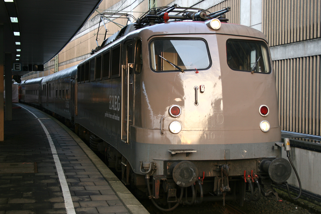 Die AEG 110 457-9 steht mit den einheitlich grauen AEG Wagen in Dsseldorf HBF am 15.11.2010