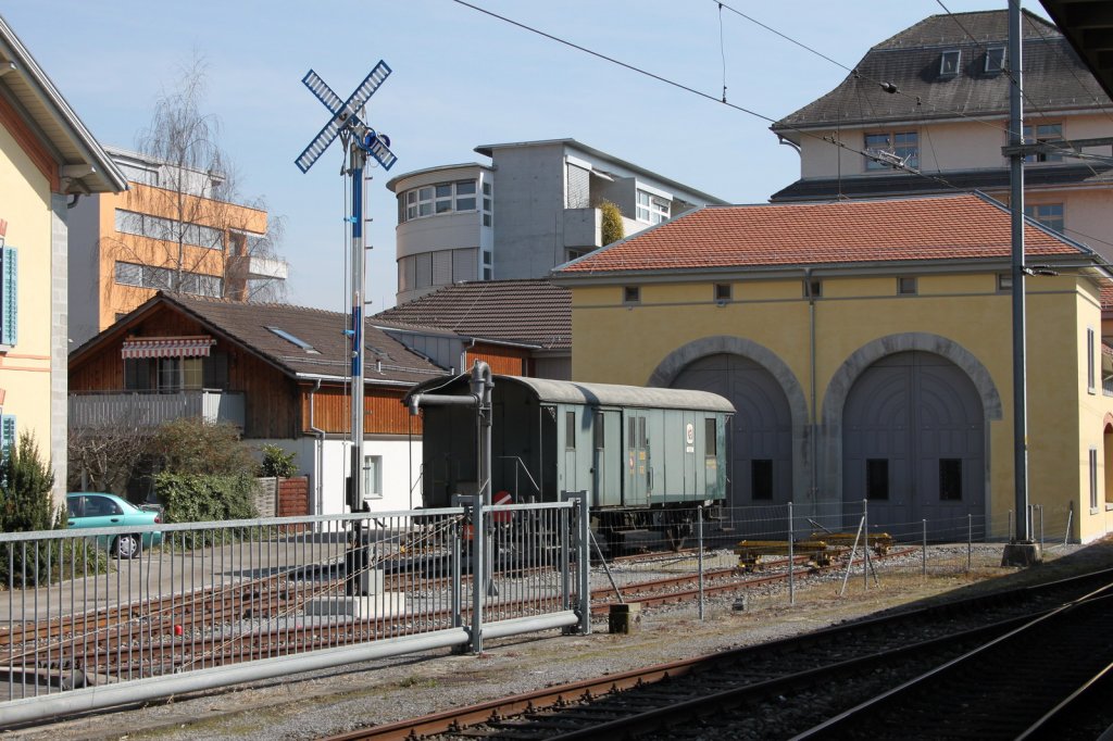 Die lteste 5 stndige Dampflok Remise in der Schweiz von 1856 der ehem.Glatthalbahn.Die Lokremise war aber nur bis 1861 in Betrieb.Im Bild die Remise 1 mit dem DVZO Bahnpostwagen.Nach ber 150 Jahren stehen nun wieder Dampfloks(des DVZO)in der Remise.
Uster 22.03.11