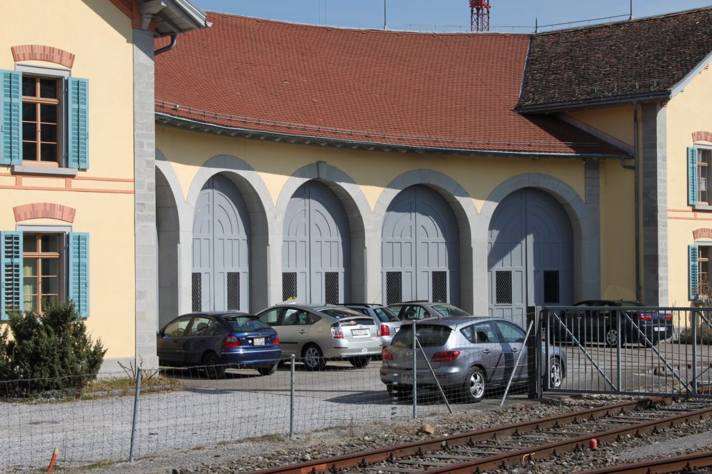 Die lteste 5 stndige Dampflok Remise in der Schweiz von 1856 der ehem.Glatthalbahn.Die Autos gehren den aktiven Vereinsmitgliedern des DVZO,die gerade Loks und Wagen fr die neue Saison vorbereiten.Uster/ZH 22.03.11

