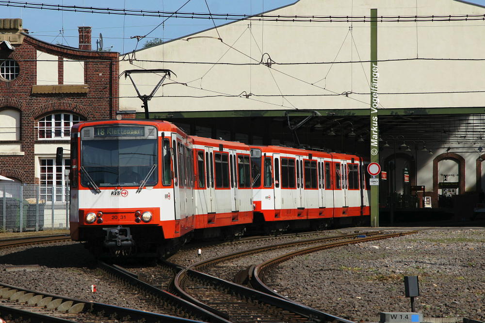 Die ltesten Klner Linienfahrzeuge, B-Wagen 2031 und 2032, bei der Ausfahrt aus der Endhaltestelle Thielenbruch am 09.09.2012