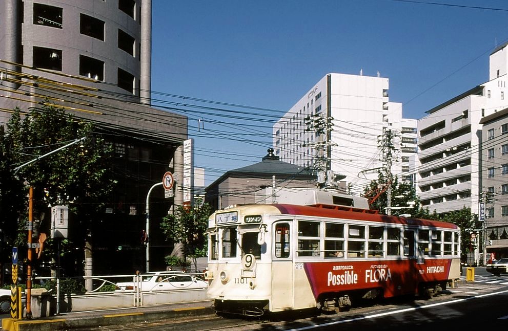 Die ältesten Strassenbahnwagen von Hiroshima - die Wagen aus Kôbe, Serie 1101-1105: 1954-1961 gebaut, 1971 nach Einstellung des Betriebs in Kôbe von Hiroshima übernommen. Bis 2001 sind alle Wagen ausgeschieden. Im Bild Nr. 1101 in Hakushima, 11.Oktober 1996. 