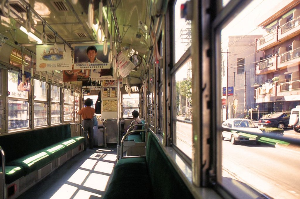 Die ältesten Strassenbahnwagen von Hiroshima - die Wagen aus Kôbe, Serie 1101-1105: Blick ins einfache Innere des Wagens 1103, 11.Oktober 1996.  