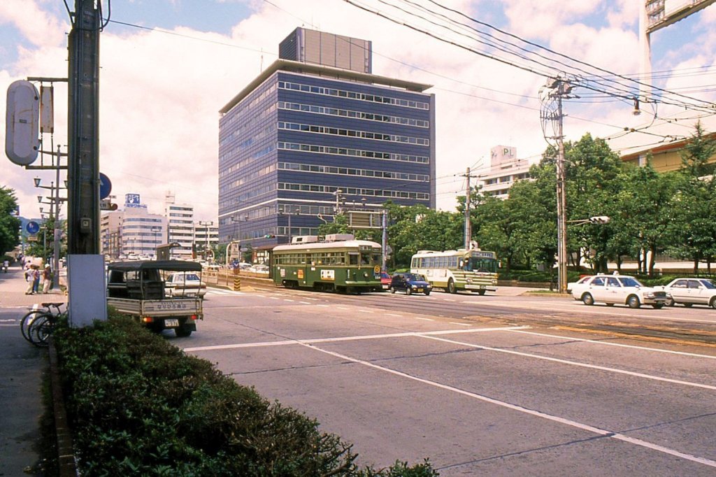 Die ältesten Strassenbahnwagen von Hiroshima - die Wagen aus Kôbe, Serie 571-587: Im Bild der heute abgebrochene Wagen 584 in der Stadtmitte von Hiroshima, 11.August 1993. 