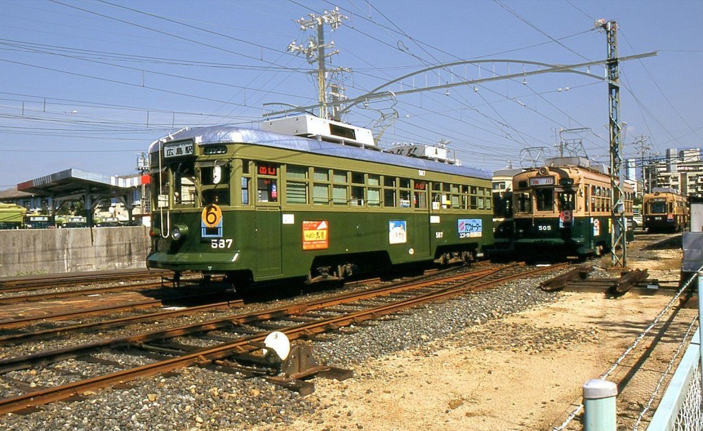 Die ältesten Strassenbahnwagen von Hiroshima - die Wagen aus Kôbe, Serie 571-587: Der heute abgebrochene Wagen 587 in Eba, 11.Oktober 1996. Rechts davon steht Wagen 505 aus einer heute nicht mehr vorhandenen Serie von 5 Wagen (Baujahr 1954). 