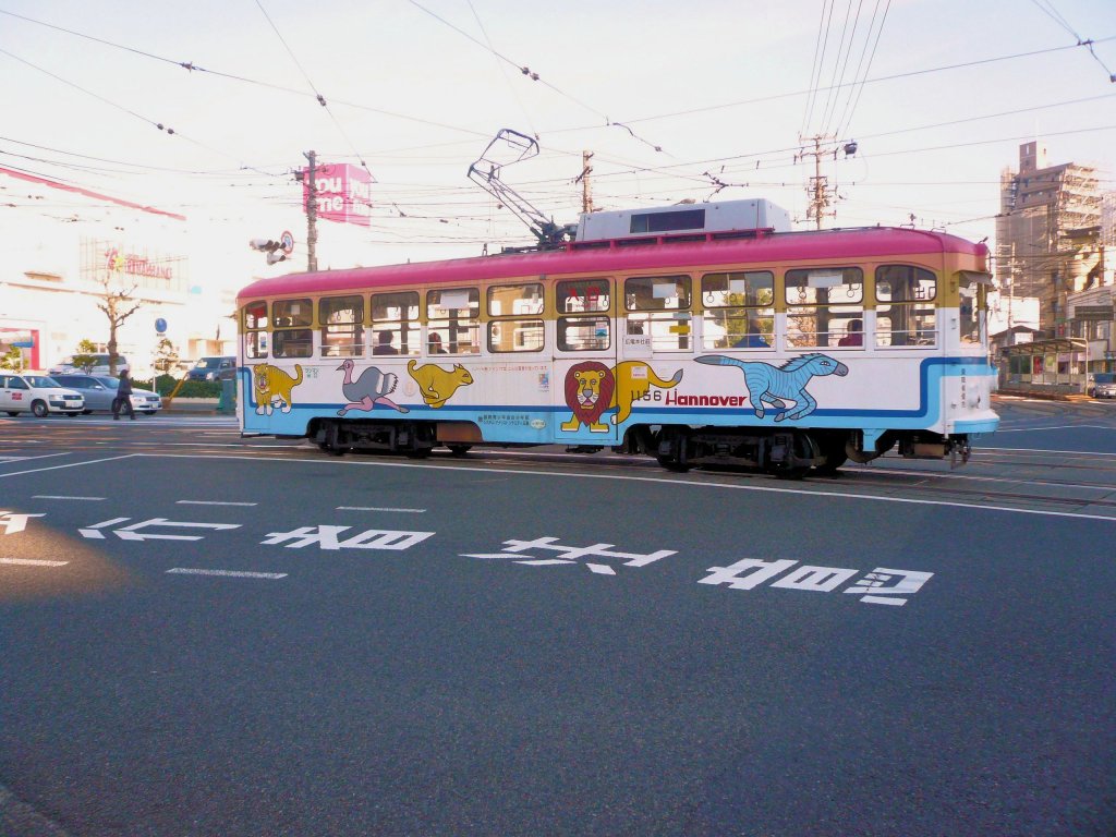 Die ältesten Strassenbahnwagen von Hiroshima - die Wagen aus Kôbe, Serie 1151-1157: Diese 7 schwachen Wagen (Baujahr 1955) wurden 1971 aus der Stadt Kôbe übernommen. Heute ist nur noch der abgebildete Wagen 1156 mit Werbung für die Partnerstadt Hannover vorhanden. Hiroshima-Minamimachi, 6.Dezember 2010. 