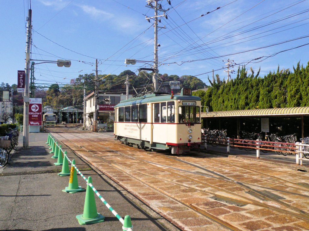 Die ältesten Strassenbahnwagen von Hiroshima - deutsche Wagen: Nr.238 aus Hannover hat gerade den Gleiswechsel vorgenommen, um auf dem linken Gleis (Linksverkehr!) wieder in die Stadt zurückzufahren. Eba, 5.Dezember 2010. 