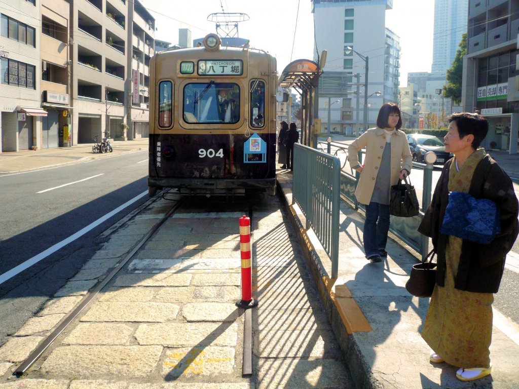 Die ältesten Strassenbahnwagen von Hiroshima - die Wagen aus Ôsaka, Serie 900: Wagen 904 an der Entstation Hakushima, 5.Dezember 2010. 